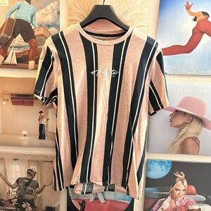 Hollister T-shirt w/ logo